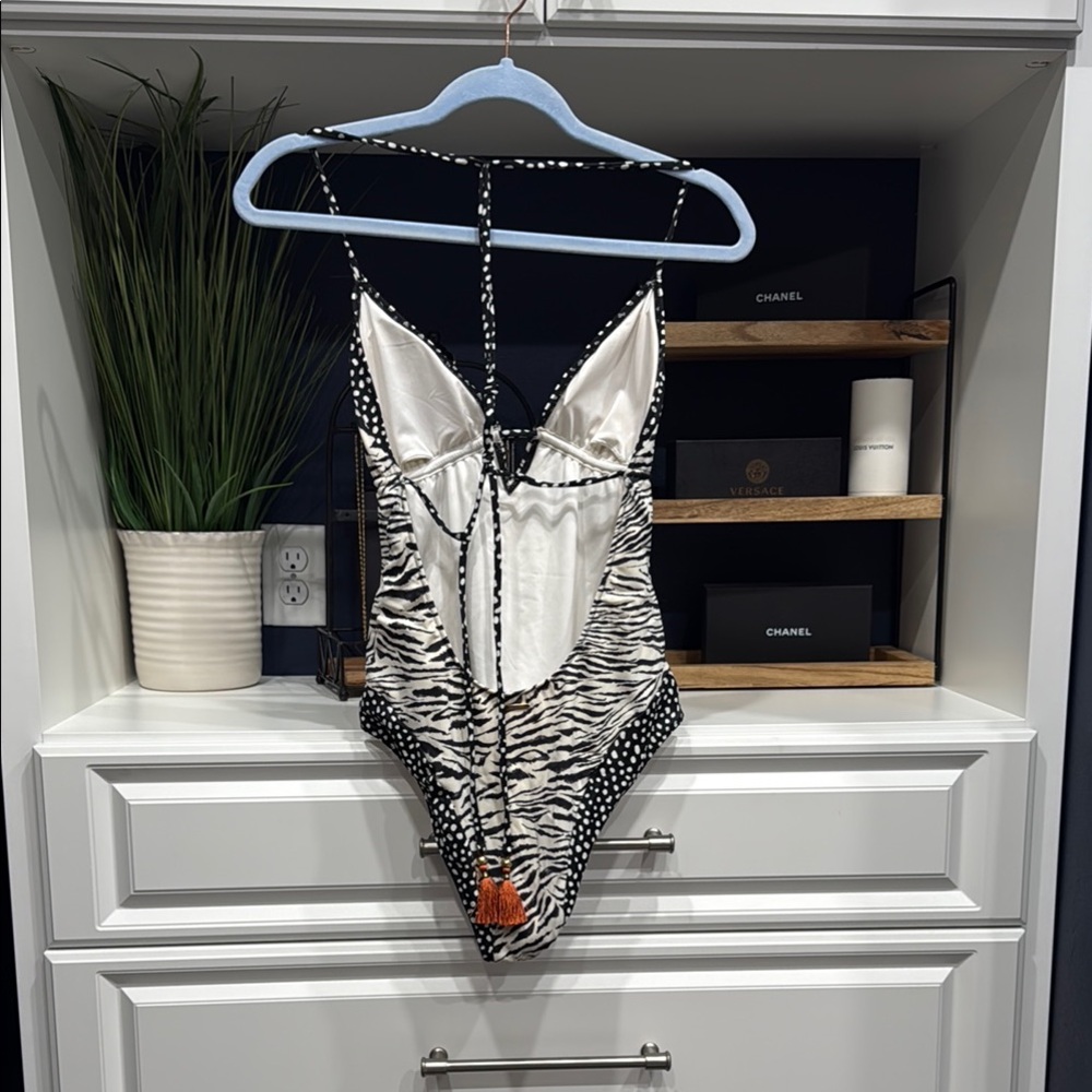 VICTORIA’S SECRET SZ M Zebra Print One Piece Swimsuit - Picture 2 of 8